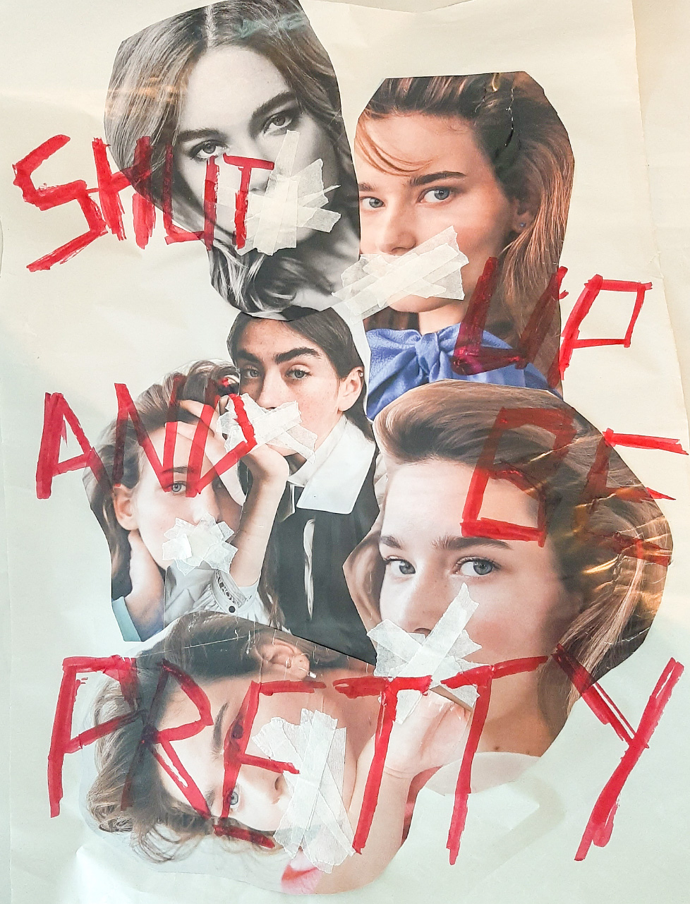 Image d'un collage de photos de magazines représentant six têtes de femmes dont la bouche est barrée par du scotch. Par-dessus est écrits en grosses lettres rouges : "SHUT UP AND BE PRETTY"