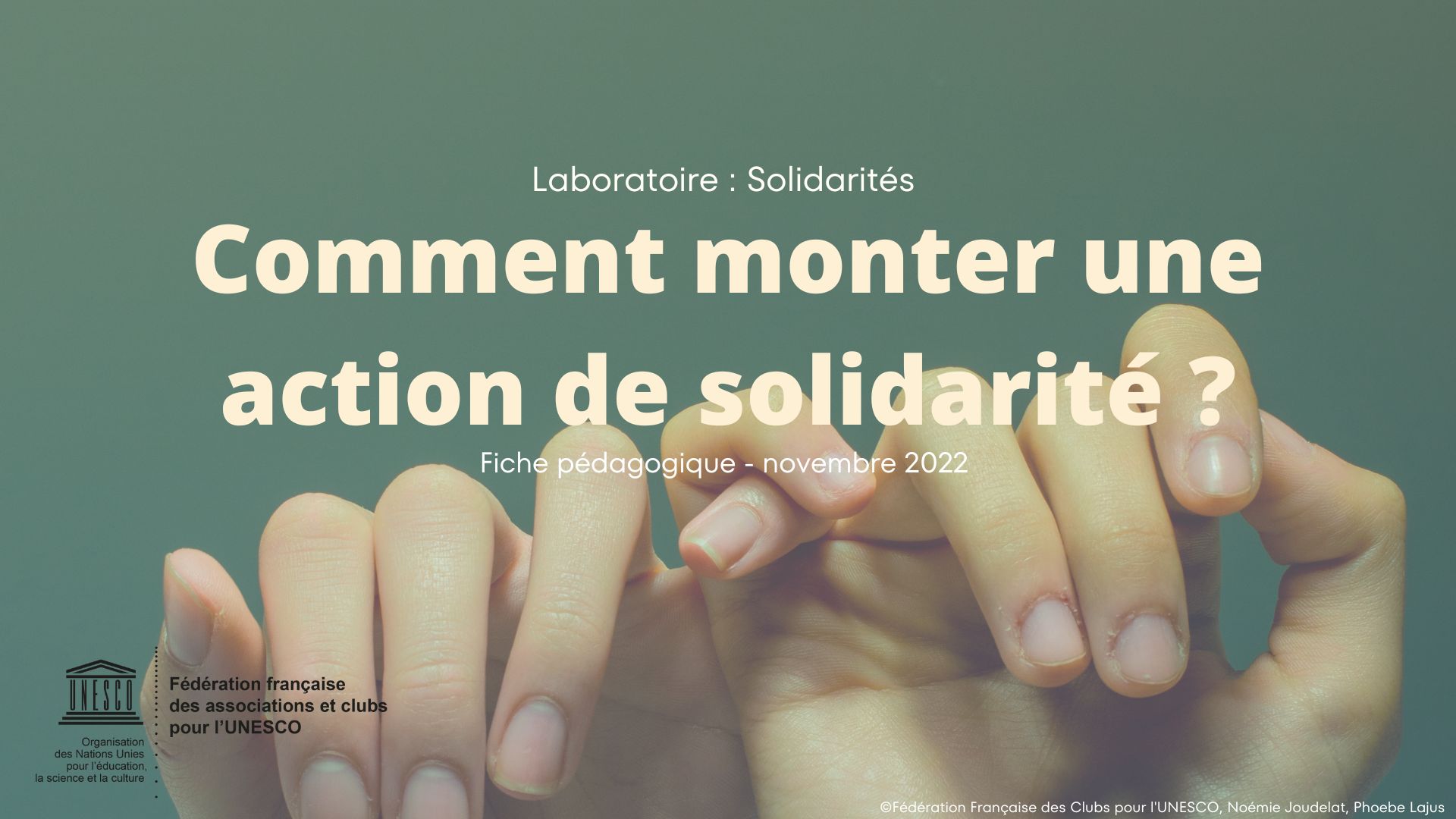 Photo de deux mains avec les petits doigts enlacés sur fond vert. Sur la photo le titre de la fiche pédagogique en gros : "Comment monter une action de solidarité ?"